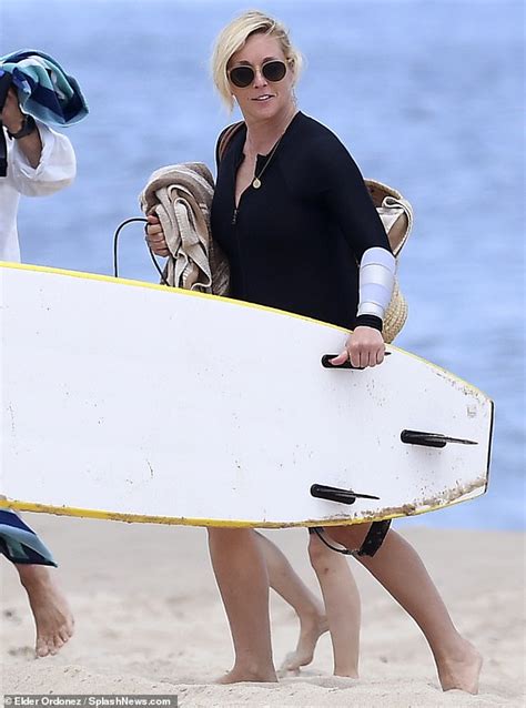 Jane Krakowski puts on leggy display in wetsuit as she hits the。